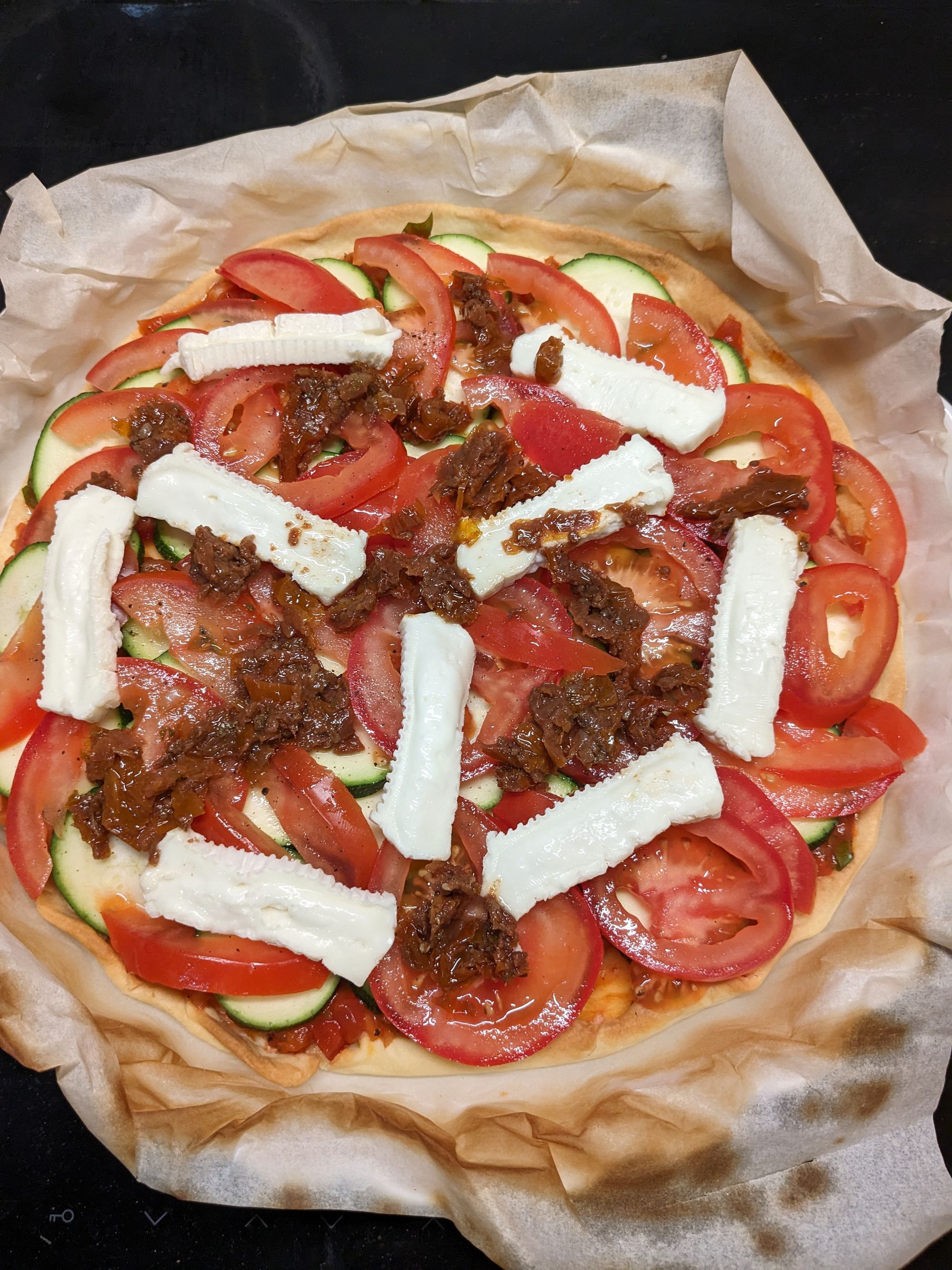 Tarte à la tomate et aux courgettes au pavé de brebis